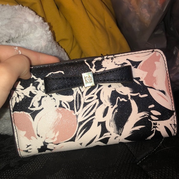 Wallet - Picture 1 of 2